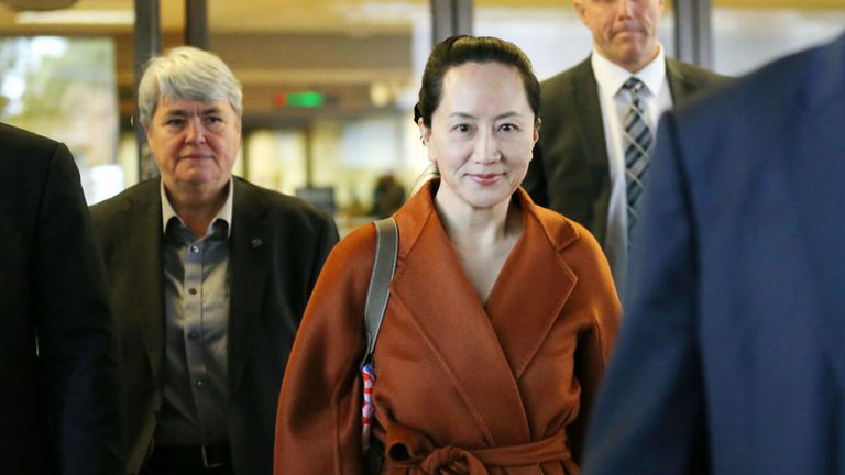 VANCOUVER, BC - 23 SEPTEMBRE: Le directeur financier de Huawei Technologies Co. Meng Wanzhou quitte les tribunaux supérieurs de la Colombie-Britannique à l'heure du déjeuner le 23 septembre 2019 à Vancouver, Canada.  Meng a été arrêté par les autorités canadiennes en décembre dernier pour fraude et risque d'être extradé vers les États-Unis.  (Photo par Karen Ducey / Getty Images) 