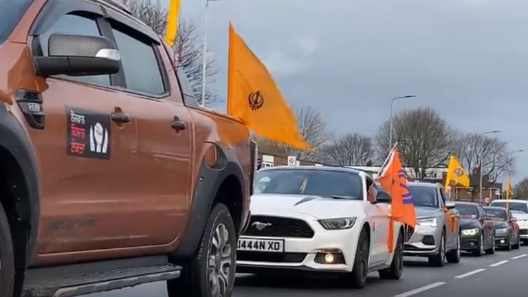 Au Royaume-Uni, des voitures se sont rendues à Birmingham pour protester samedi.  Photo: Rajan Jagait