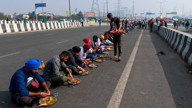 Les agriculteurs bloquent les routes autour de New Delhi après avoir été empêchés d'entrer dans la capitale