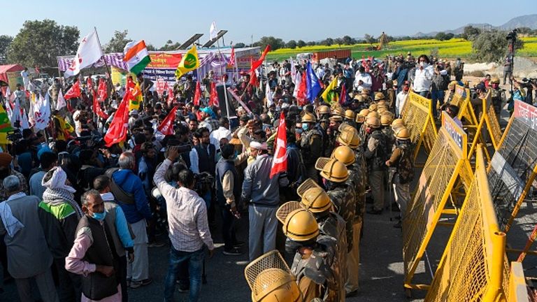 La police a arrêté dimanche des agriculteurs et des dirigeants syndicaux à la frontière entre l'Haryana et le Rajasthan alors qu'ils se dirigeaient vers Delhi 