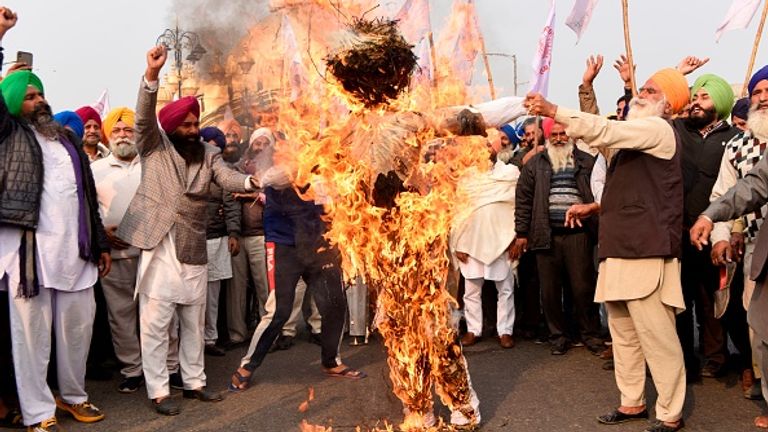 Les agriculteurs d'Amritsar ont brûlé une effigie du Premier ministre et d'autres personnalités la semaine dernière 