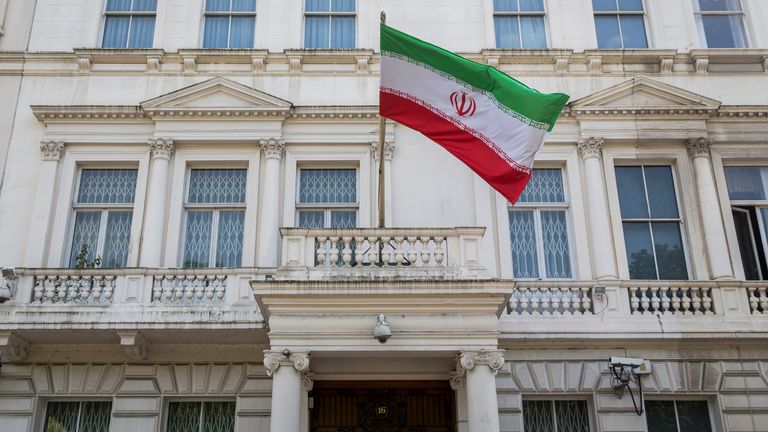 Parsa aurait mis un engin incendiaire dans l'échappement d'une voiture diplomatique devant l'ambassade