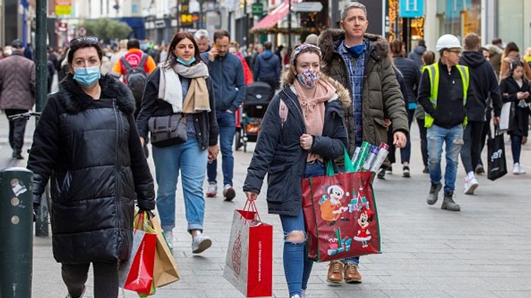 Les magasins non essentiels sont autorisés à rester ouverts à condition qu'ils n'organisent pas de soldes de janvier