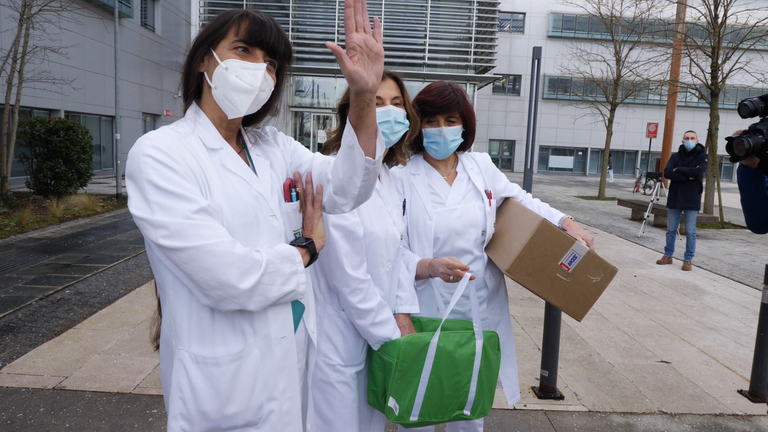 Des médecins de l'hôpital de Bergame prennent possession du vaccin Pfizer