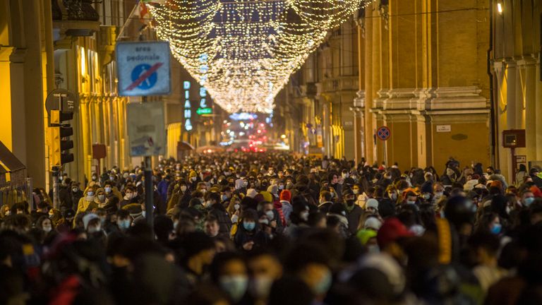 Les rues de Bologne étaient bondées avant l'interdiction de voyager entre les régions d'Italie