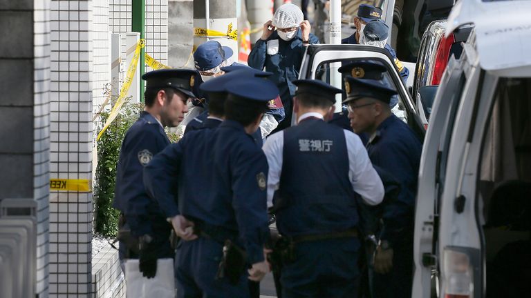 Des policiers se préparent à l'inspection devant un appartement à Zama, préfecture de Kanagawa, le 2 novembre 2017, où la police a trouvé neuf cadavres démembrés.  Takahiro Shiraishi, le Japonais qui aurait avoué avoir assassiné et piraté neuf jeunes dans sa salle de bain, serait un écolier calme qui grandirait pour devenir un scout sexuel et un tueur en série présumé.  / AFP PHOTO / JIJI PRESS / STR / Japan OUT (le crédit photo doit se lire STR / AFP via Getty Images)