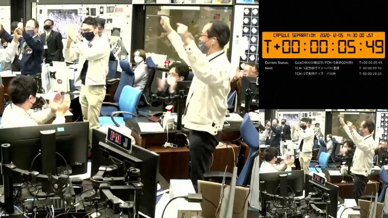 Célébrations dans la salle de contrôle lorsque la séparation est confirmée.  Crédits: JAXA
