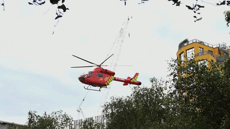 Un hélicoptère de l'ambulance aérienne de Londres décolle de l'extérieur de la galerie Tate Modern à Londres le 4 août 2019 après avoir été mis sous clé et évacué après un incident impliquant un enfant tombant de hauteur et transporté par avion à l'hôpital.  - La galerie Tate Modern de Londres a été évacuée dimanche après la chute d'un enfant 