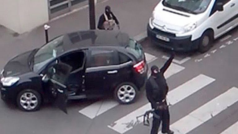 Le geste des hommes armés après avoir effectué la fusillade