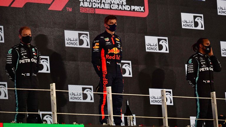 Lewis Hamilton (R) a terminé troisième du GP d'Abu Dhabi - derrière Max Verstappen (C) et Valtteri Bottas (L)