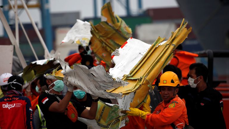 Les membres de l'équipe de sauvetage transportent les débris récupérés du vol JT610 de Lion Air qui s'est écrasé