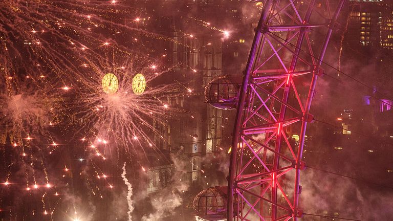 Londres, ANGLETERRE - 01 janvier: feux d'artifice illuminent les toits de Londres et le London Eye juste après minuit le 01 janvier 2017 à Londres, en Angleterre.  Des milliers de personnes parcourent les rues du centre de Londres ce soir pour assister au feu d'artifice annuel du Nouvel An.  (Photo par Jack Taylor / Getty Images)