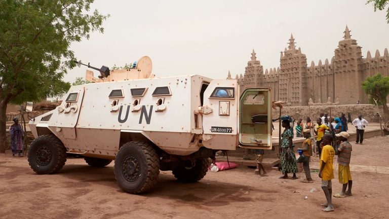 Un véhicule blindé de la Mission multidimensionnelle intégrée des Nations Unies pour la stabilisation au Mali (MINUSMA) patrouille lors du rendu annuel de la Grande Mosquée de Djenné au centre du Mali, le 28 avril 2019. - Plusieurs milliers d'habitants de la ville historique de Djenné, au centre du Mali, un site du patrimoine mondial de l'UNESCO, a participé à la cérémonie annuelle d'équarrissage de la Grande Mosquée, qui sera désormais alimentée par l'électricité solaire.  Le rendu du bâtiment avec du banco (mélange de terre et d'eau,