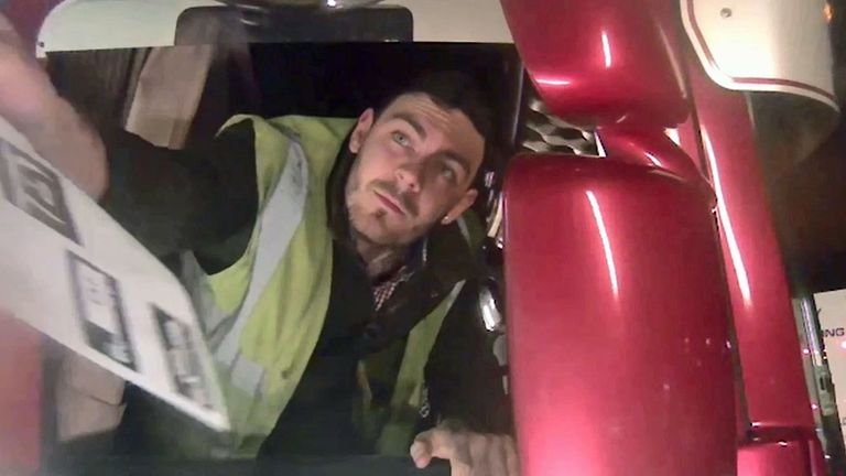 Le chauffeur de camion Maurice Robinson est vu quitter le port de Purfleet dans l'Essex après avoir récupéré la remorque contenant les migrants