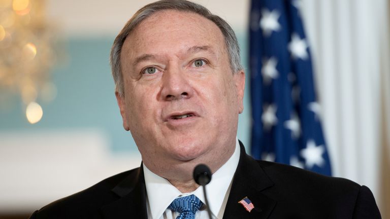 PHOTO DE FICHIER: Le secrétaire d'État américain Mike Pompeo s'adresse aux médias à Washington, DC, États-Unis, le 24 novembre 2020. Saul Loeb / Pool via REUTERS / File Photo
