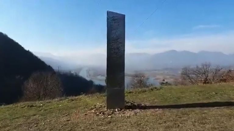 Le monolithe est apparu en Roumanie.  Pic: Ziar Piatra Neamt