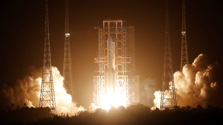 La fusée Y5 Long March-5, transportant la sonde lunaire Chang'e-5, décolle du centre de lancement spatial de Wenchang, à Wenchang, province de Hainan, Chine, le 24 novembre 2020. REUTERS / Tingshu Wang