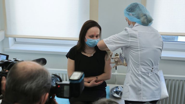 Une femme reçoit son vaccin contre le coronavirus Spoutnik V dans une clinique de Moscou 