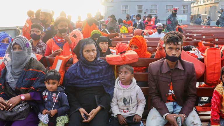 Des réfugiés rohingyas sont assis à bord d'un navire de la marine pour se rendre sur l'île de Bhasan Char à Chattogram
