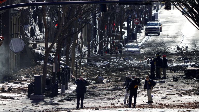 Les enquêteurs travaillent sur les lieux de l'explosion le lendemain de Noël