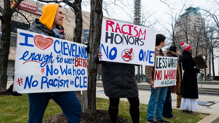 Les manifestants expriment leur désapprobation du logo du chef des Indiens de Cleveland Wahoo le 6 avril 2018 à Cleveland, Ohio