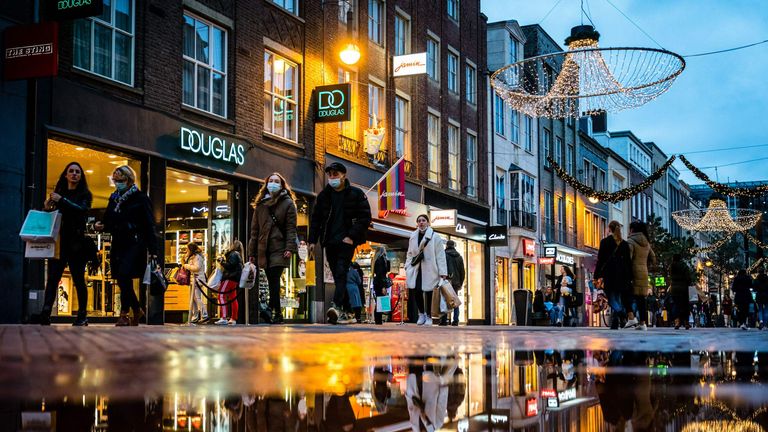 Les gens font des achats de Noël à Eindhoven avant les nouvelles restrictions