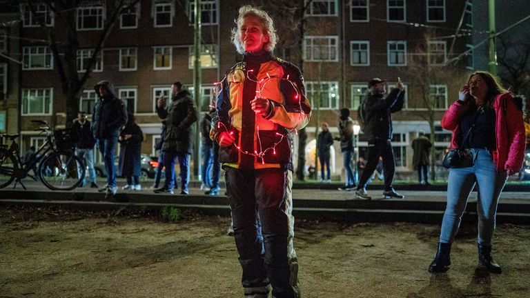 Les manifestants se tenaient devant le bureau de Mark Rutte alors qu'il annonçait le verrouillage