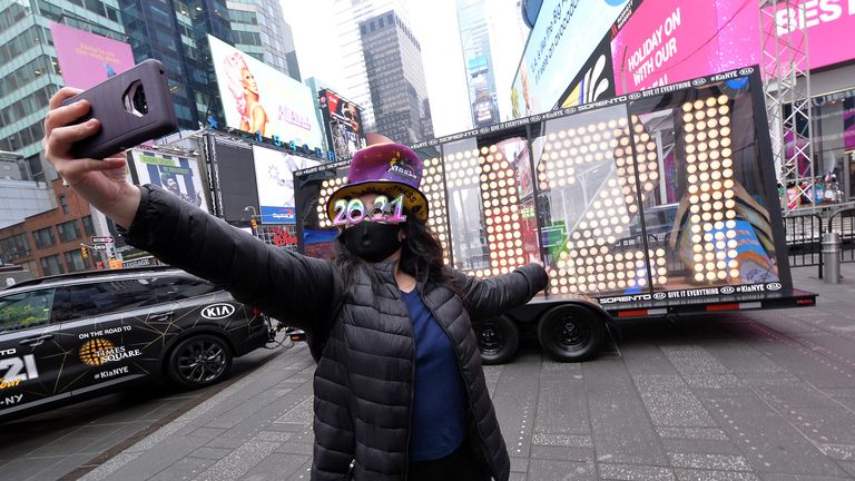 Teresa Hui, 39 ans, de Brooklyn, prend un selfie devant les chiffres du Nouvel An 2021 à Times Square, New York, NY, le 21 décembre 2020. La ville de New York a annoncé que la tradition annuelle d'accueillir des centaines de milliers de personnes à Times Square la veille du Nouvel An n'aura pas lieu en raison du COVID-19 et de la flambée continue des cas, des hospitalisations et des décès.  (Photo par Anthony Behar / Sipa USA)