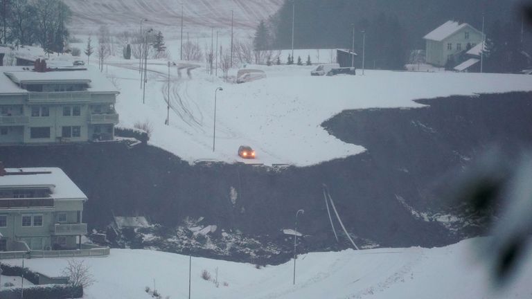 Vue générale après qu'un glissement de terrain a frappé une zone résidentielle du village d'Ask, à environ 40 km au nord d'Oslo, en Norvège, le 30 décembre 2020. Selon la police, plusieurs personnes ont disparu.  Fredrik Hagen / NTB / via REUTERS ATTENTION AUX RÉDACTEURS - CETTE IMAGE A ÉTÉ FOURNIE PAR UN TIERS.  NORVEGE OUT.