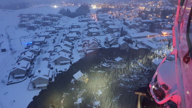 Une vue d'hélicoptère de sauvetage montre les conséquences d'un glissement de terrain dans un quartier résidentiel du village d'Ask, à environ 40 km au nord d'Oslo, en Norvège, le 30 décembre 2020. Selon la police, plusieurs personnes ont disparu.  Norwegian Rescue Service / NTB / via REUTERS ATTENTION AUX RÉDACTEURS - CETTE IMAGE A ÉTÉ FOURNIE PAR UN TIERS.  NORVEGE OUT.  IMAGES TPX DU JOUR