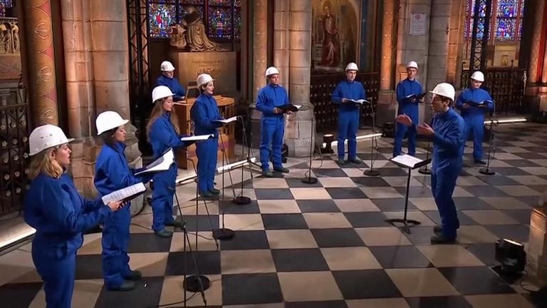 Le chœur Notre-Dame fait du sable dans la cathédrale pour la première fois depuis l'incendie Pic: FRANCE TÉLÉVISIONS 