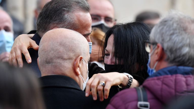 L'épouse de Paolo Rossi, Federica Cappelletti porte un masque protecteur après les funérailles 
