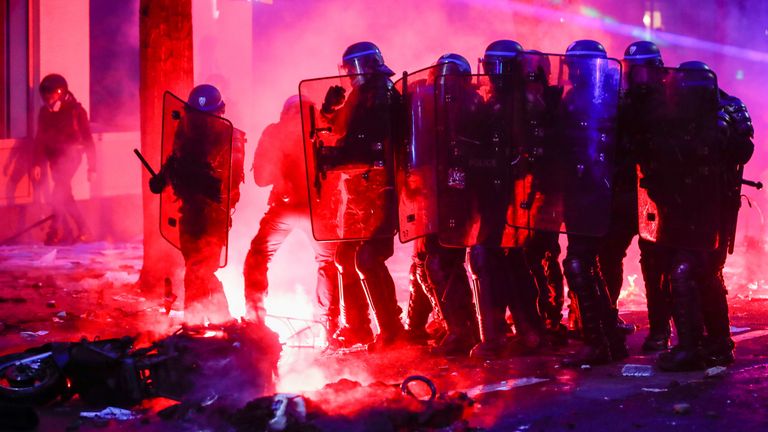 Le feu a allumé les rues de Paris alors que les voitures étaient incendiées 