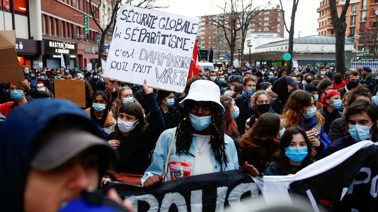 Des milliers de personnes sont descendues dans la rue pour protester contre le `` projet de loi sur la sécurité mondiale '' samedi