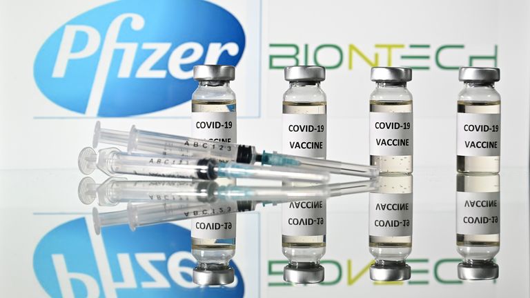 Une photo d'illustration montre des flacons avec des autocollants de vaccin Covid-19 attachés et des seringues avec le logo de la société pharmaceutique américaine Pfizer et de son partenaire allemand BioNTech, le 17 novembre 2020 (photo de JUSTIN TALLIS / AFP) (photo de JUSTIN TALLIS / AFP via Getty Images)
