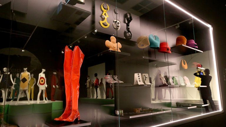 Düsseldorf, Allemagne.  18 sept. 2019. Les accessoires de Pierre Cardin sont exposés dans une vitrine à l'exposition 