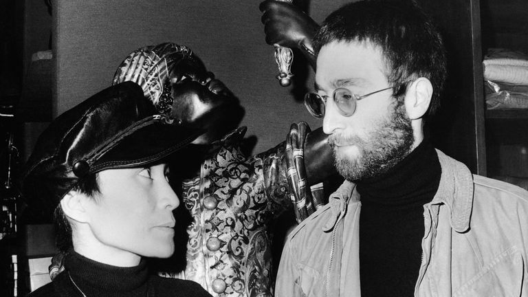 Beatle John Lennon et son épouse Yoko Ono sont arrivés à Paris en provenance du Danemark le 26 janvier 1970. Les Lennon s'arrêtent à la boutique de Pierre Cardin où ils ont fait quelques courses.  (Photo AP)