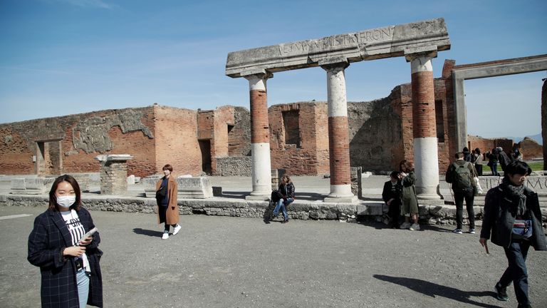 Un touriste portant un masque visite les ruines de l'ancienne ville romaine de Pompéi, Italie 29 février 2020