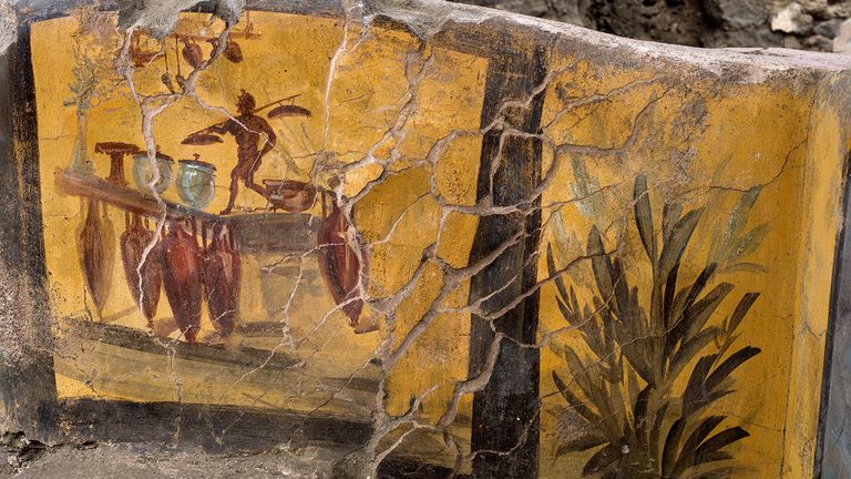Une fresque sur un ancien comptoir découvert lors de fouilles à Pompéi, en Italie, est visible dans ce document photo publié le 26 décembre 2020. Parc archéologique de Pompéi / Ministère du patrimoine culturel et des activités et du tourisme