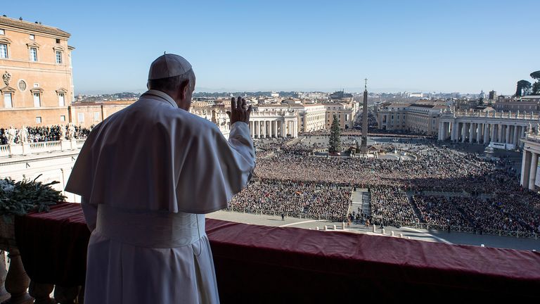 Le pape François délivre le 