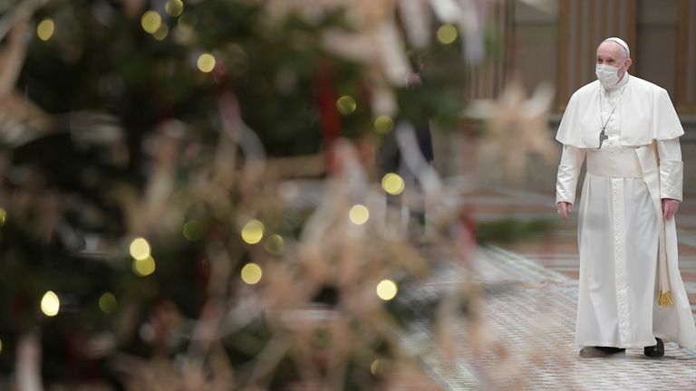 Le pape François prononce son discours traditionnel du jour de Noël Urbi et Orbi à la ville et au monde virtuellement depuis la salle des bénédictions au lieu de la place Saint-Pierre afin de limiter le nombre de personnes se rassemblant en raison de la maladie à coronavirus (COVID-19 ), au Vatican, le 25 décembre 2020. Médias du Vatican / Document via REUTERS CETTE IMAGE A ÉTÉ FOURNIE PAR UN TIERS.