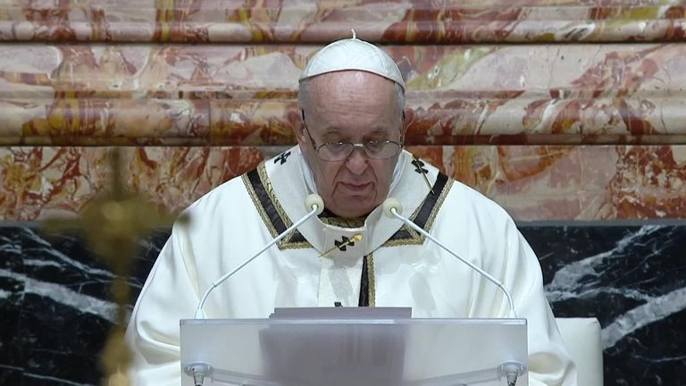 Le pape François donne sa messe du réveillon de Noël à une petite congrégation de la basilique Saint-Pierre  