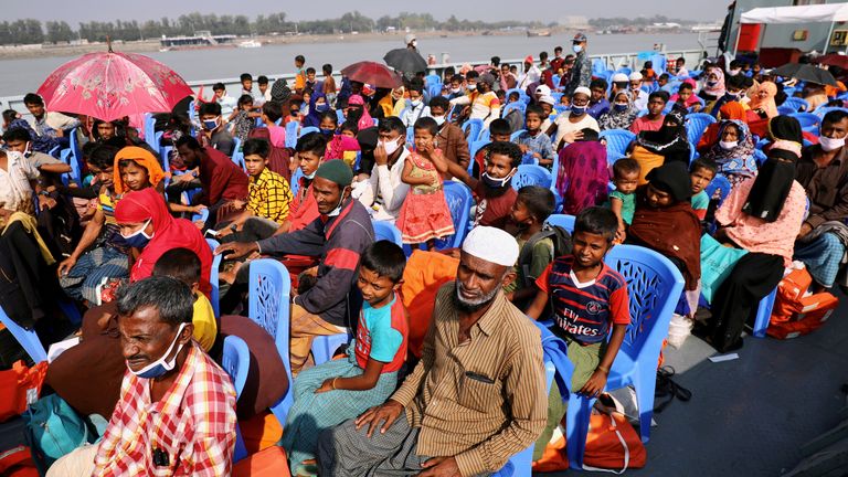 Réfugiés rohingyas à bord d'un navire alors qu'ils sont transférés sur l'île de Bhasan Char le 4 décembre