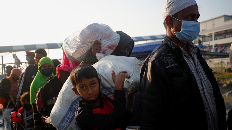 Les Rohingyas se préparent à monter à bord d'un navire alors qu'ils se dirigent vers l'île de Bhasan Char près de Chattogram
