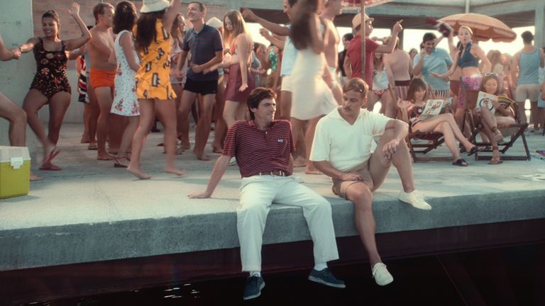 L'ISOLA DELLE ROSA (ROSE ISLAND) (L à R) ELIO GERMANO comme GIORGIO et TOM WLASCHIHA comme WR NEUMANN dans L'ISOLA DELLE ROSA (ROSE ISLAND).  Cr.  COURTOISIE DE NETFLIX © 2020