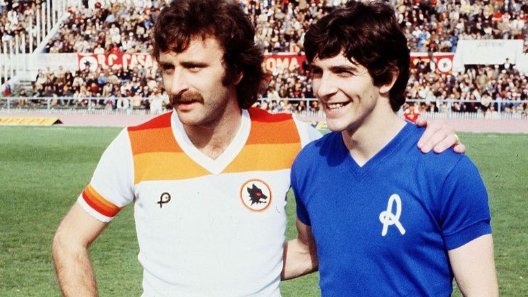 Roberto Pruzzo (L) du club de football italien AS Roma avec Paolo Rossi (R) lorsqu'il a joué pour Vicenza en 1984