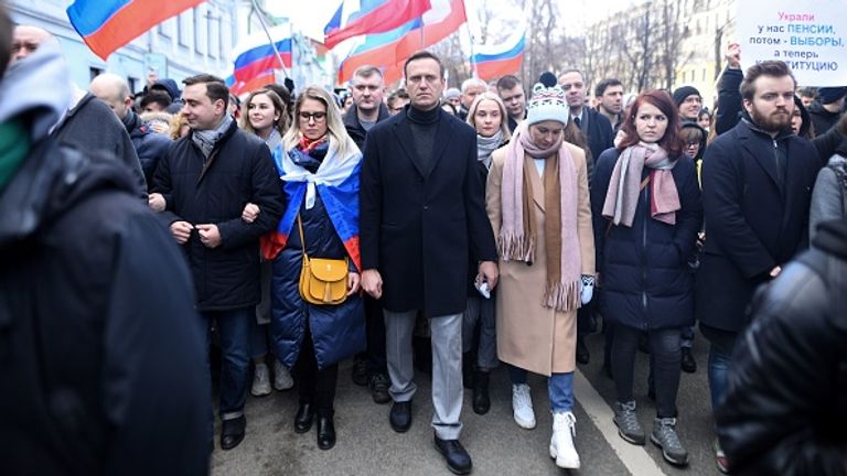 Navalny est photographié avec Sobol (à gauche) et sa femme Yulia en marche à Moscou plus tôt cette année