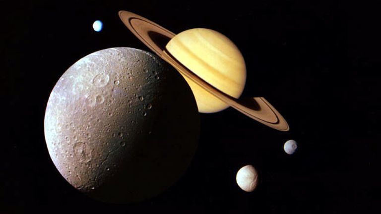 Un montage d'image du système saturnien pris par la sonde spatiale Voyager