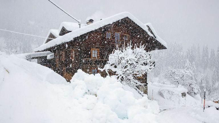 Une maison est vue dans un paysage couvert de neige à Kals am Grossglockner dans le Tyrol oriental le 6 décembre 2020. - Les fortes chutes de neige et les tempêtes dans les montagnes ont encore accru le risque d'avalanches dans le Tyrol oriental.  Le service d'avertissement d'avalanche du Tyrol a annoncé le niveau 