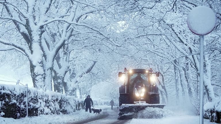 Un chasse-neige efface de fortes chutes de neige pendant la nuit à Carrshield dans les Pennines